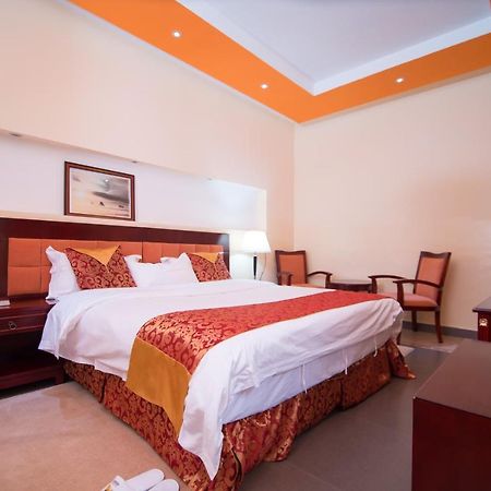 Falcon Heights Hotel 나뉴키 외부 사진